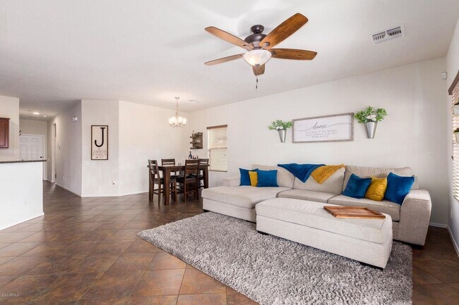 Building Photo - Gorgeous 3bed/2bath single level home in North Peoria!! Best Schools !!