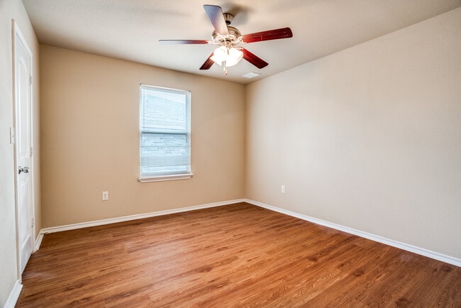 Building Photo - 811 E College Ave