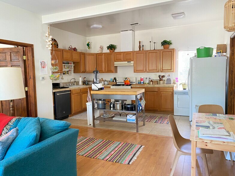 Building Photo - 549 N Martel Ave