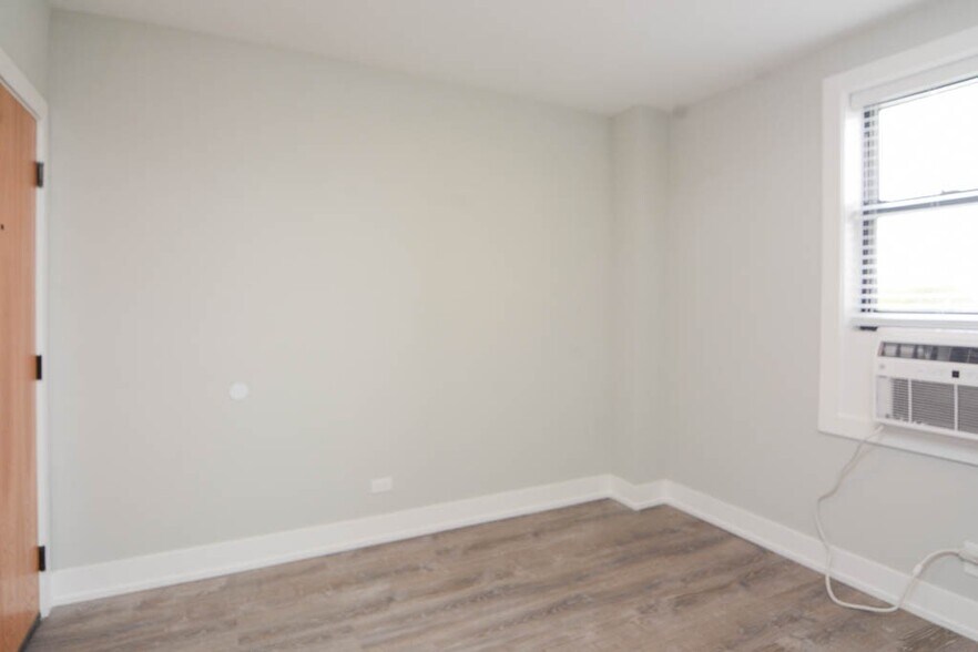 Building Photo - 545 W Belmont Ave