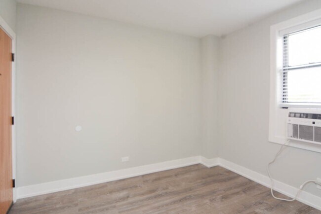 Building Photo - 508 W Belmont Ave