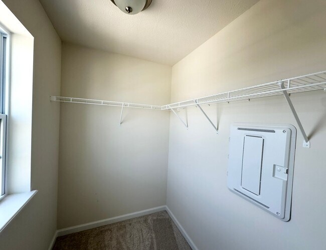 Building Photo - 1327 Sunnybrook Ln