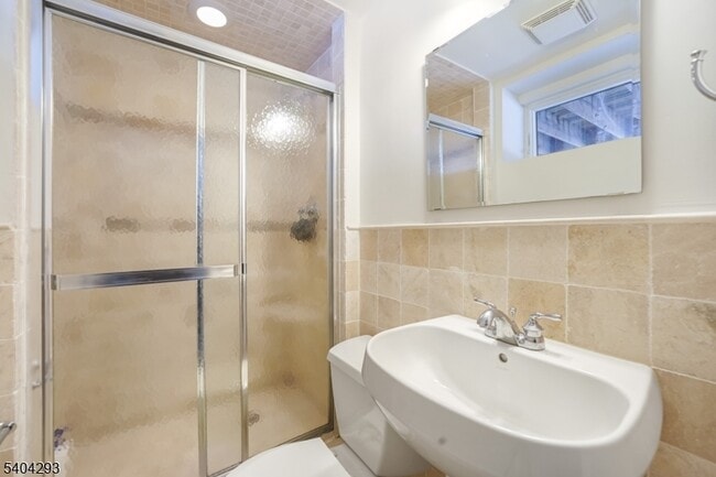 Building Photo - 135 Grove St