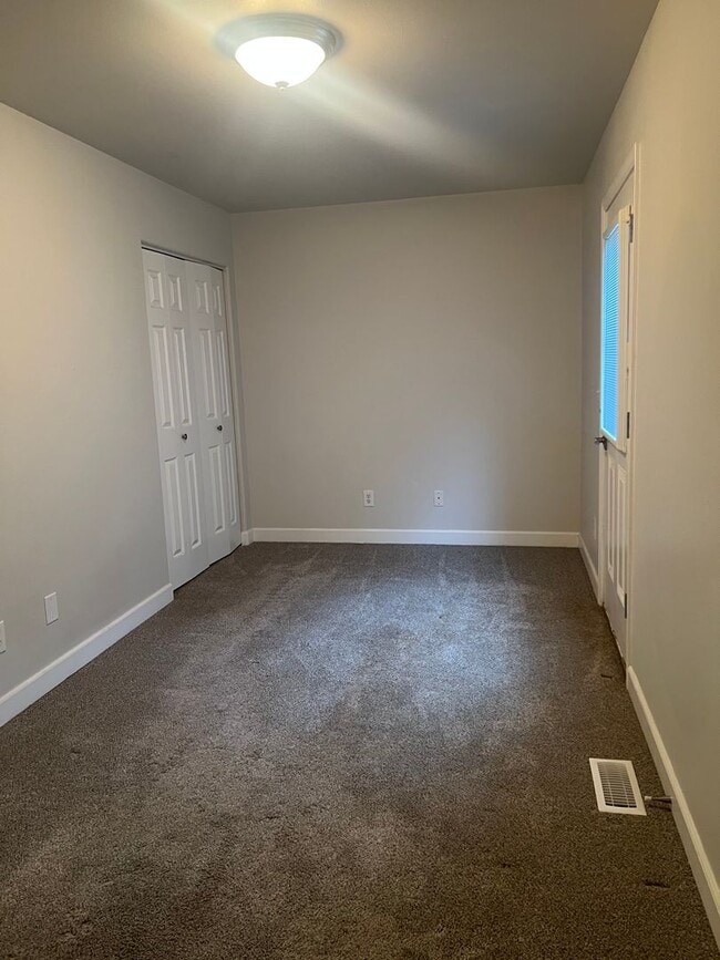 Building Photo - Remodeled Townhouse with Garage