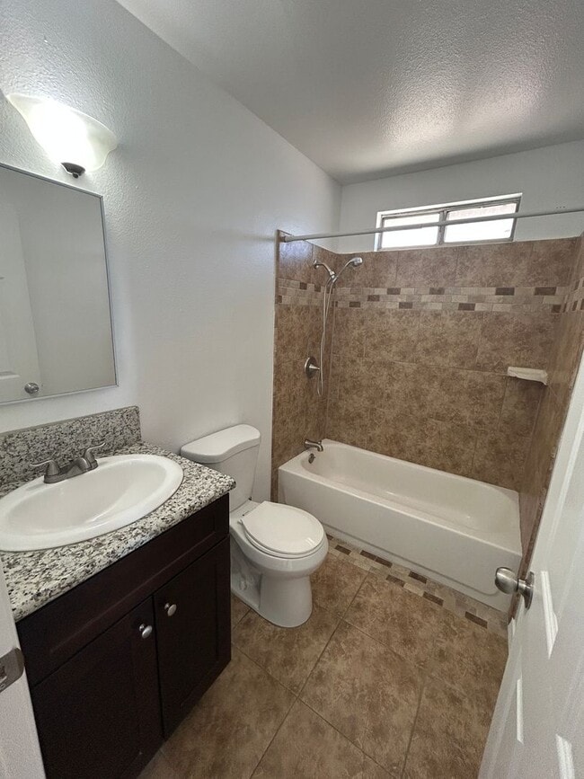 Building Photo - Hard to find 3 bedroom 2 bath apartment central Hanford