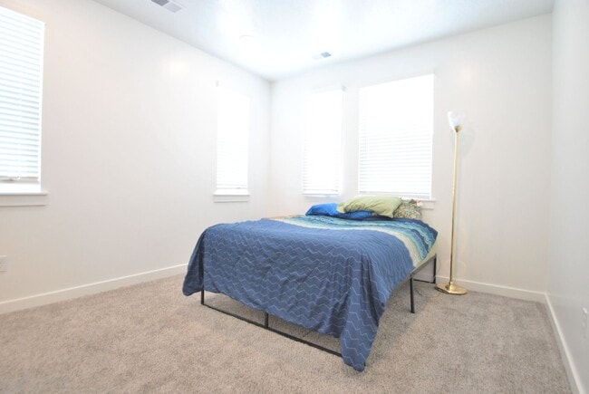 Building Photo - Modern 2 Bedroom Townhome with Amenities Included