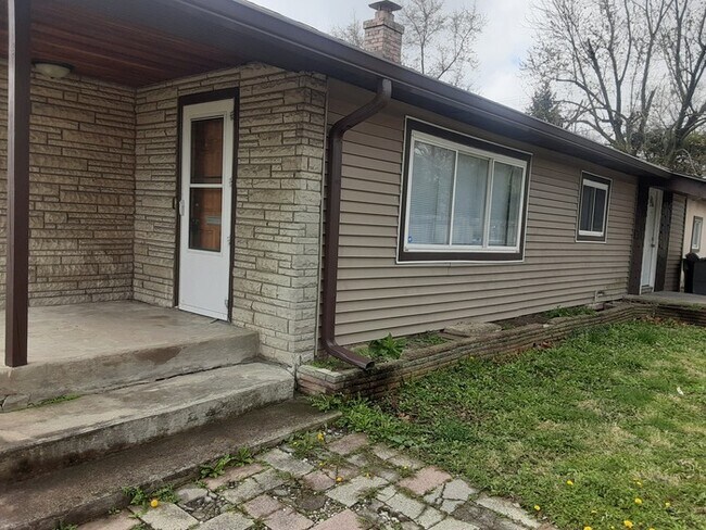 Building Photo - Nice 3 Bedroom Ranch w/ 2 Car Garage in Pe...