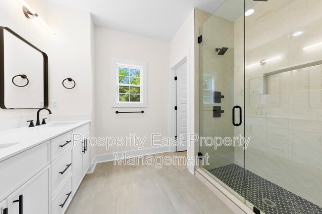 Building Photo - 3420 Tappan Pl