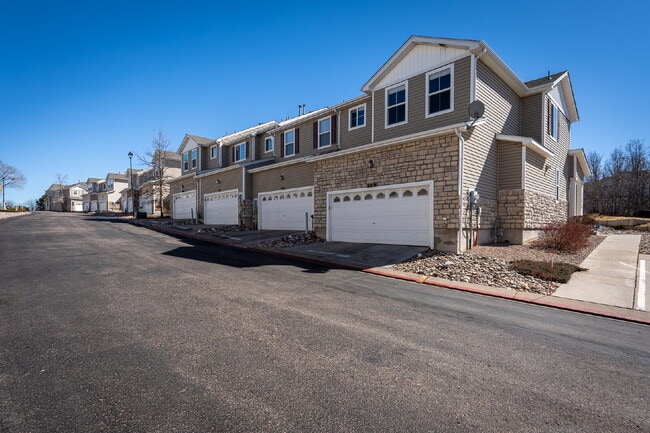 Building Photo - Beautiful 2 Bedroom End-Unit Townhouse in Montarbor Villas w/ Mountain Views