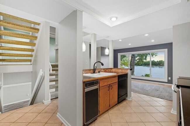Building Photo - Lakeside living in 3-bedroom, multi-story ...