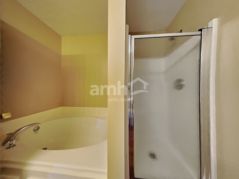 Building Photo - 1349 Oak Lake Ln