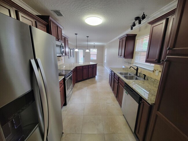 Building Photo - 712 Hazel Dr