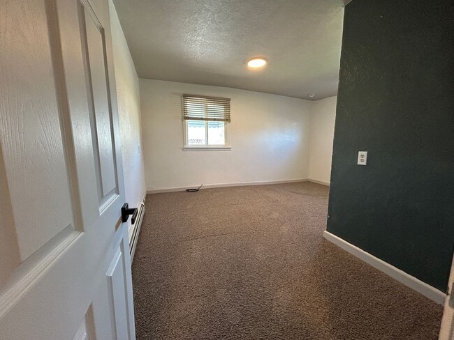 Building Photo - Cozy 2 Bed, 1 Bath Cottage in the Heart of Hamilton