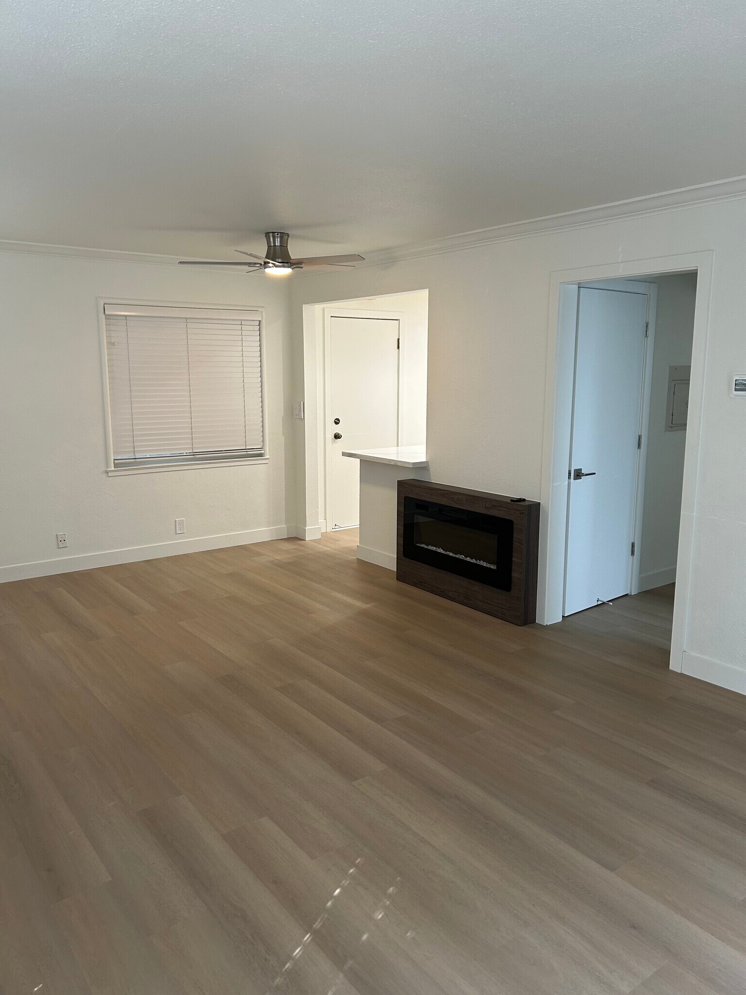 Building Photo - 596 N 2nd St