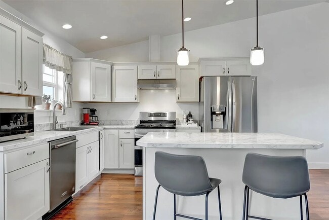 Building Photo - Beautiful 4 bed 2 bath on 1.37 acres in Co...