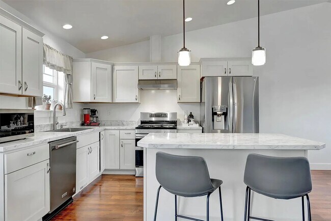 Building Photo - Beautiful 4 bed 2 bath on 1.37 acres in Corvallis.