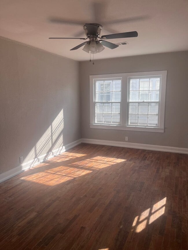 Building Photo - Call Heather about the move in special on this 2 bedroom house.