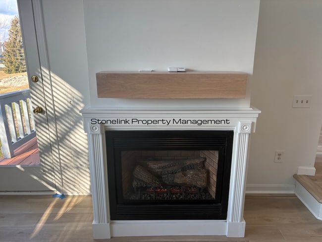 Building Photo - Fully Redesigned Townhouse Style Condo For Rent in Desirable Louisquisset Community!