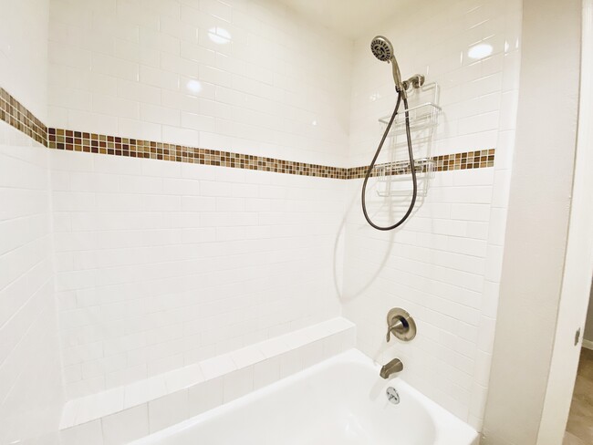 Tub and shower combo - 7685 Northcross Dr