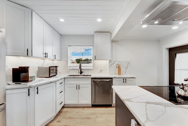 Building Photo - 320 NW 3rd Ave