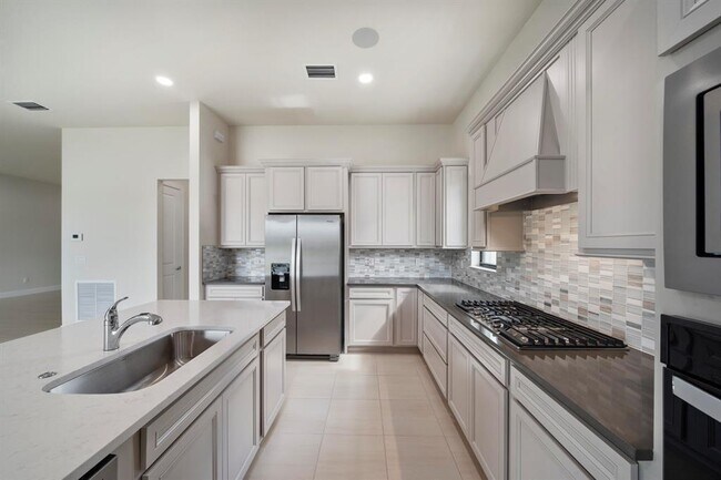 Building Photo - 818 SE Courances Dr