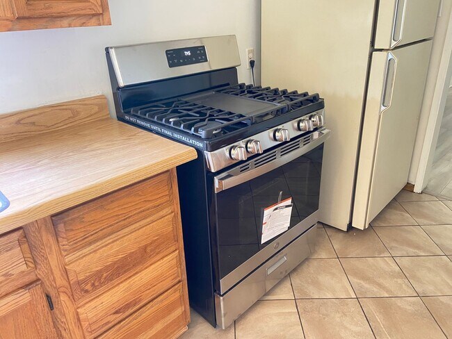 Building Photo - Cozy 3 Bedroom and 1 Bathroom in a good ar...