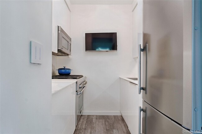 Building Photo - 310 E 46th St