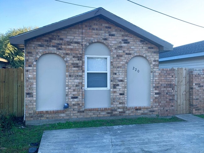 Building Photo - 220 Briarcliff Dr