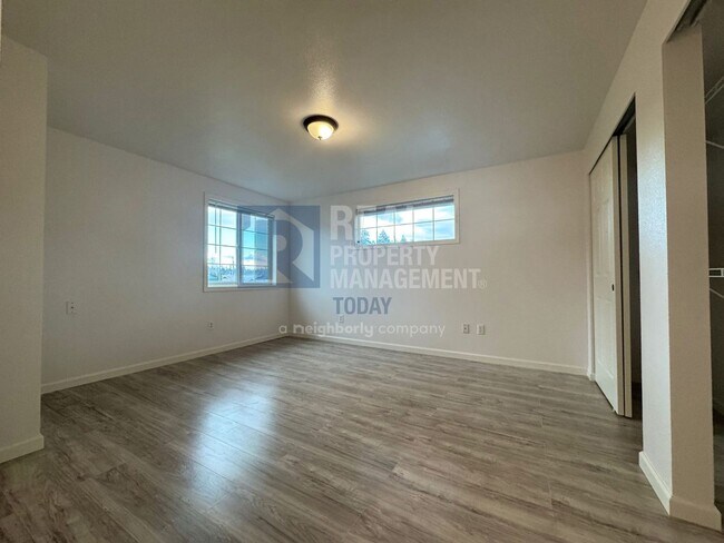 Building Photo - Spacious 3-Bedroom Townhome with Garage in Spanaway! MOVE IN SPECIAL! $250.00 OFF 2 MONTH's RENT!