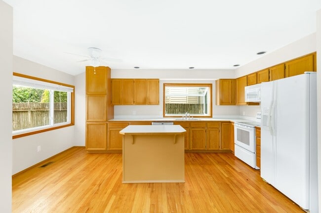 Building Photo - Beautiful and Bright 3 Bedroom Home in Klahanie