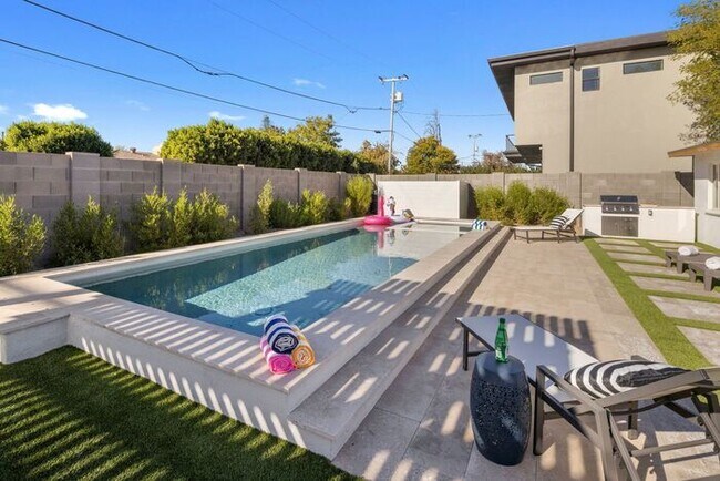 Building Photo - COMING SOON! Fully Furnished 3 Bedroom 3 Bathroom Home in Old Town Scottsdale