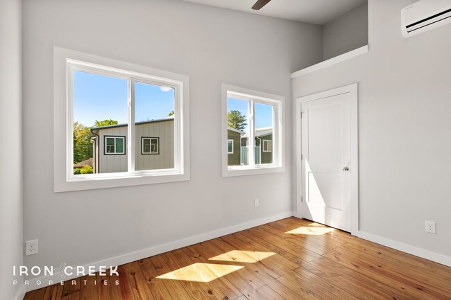 Building Photo - Beautiful Two-Bedroom Compact Cottage in S...