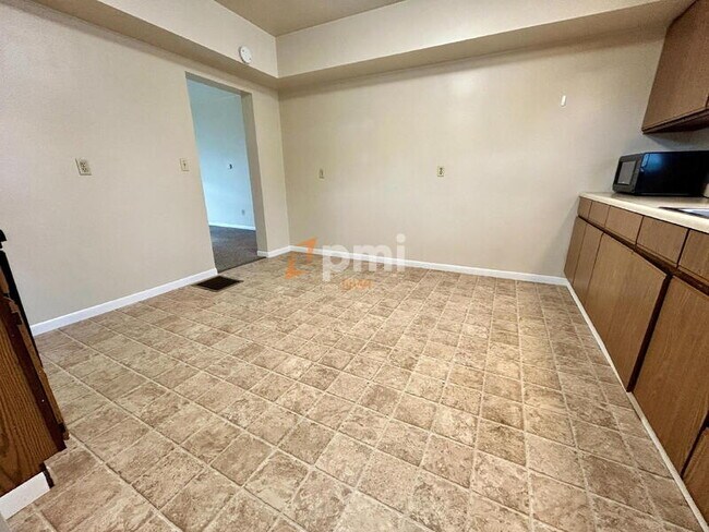 Building Photo - 1302 2nd St