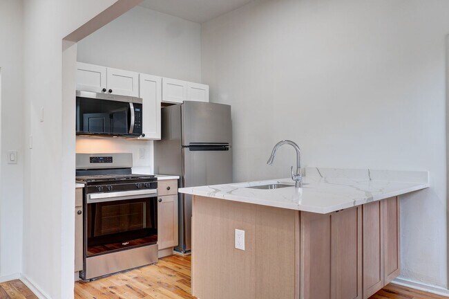 Building Photo - 522 Elm St