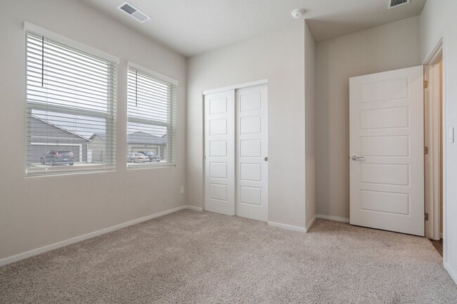 Building Photo - Modern Comfort in Country View Meadows – 3...