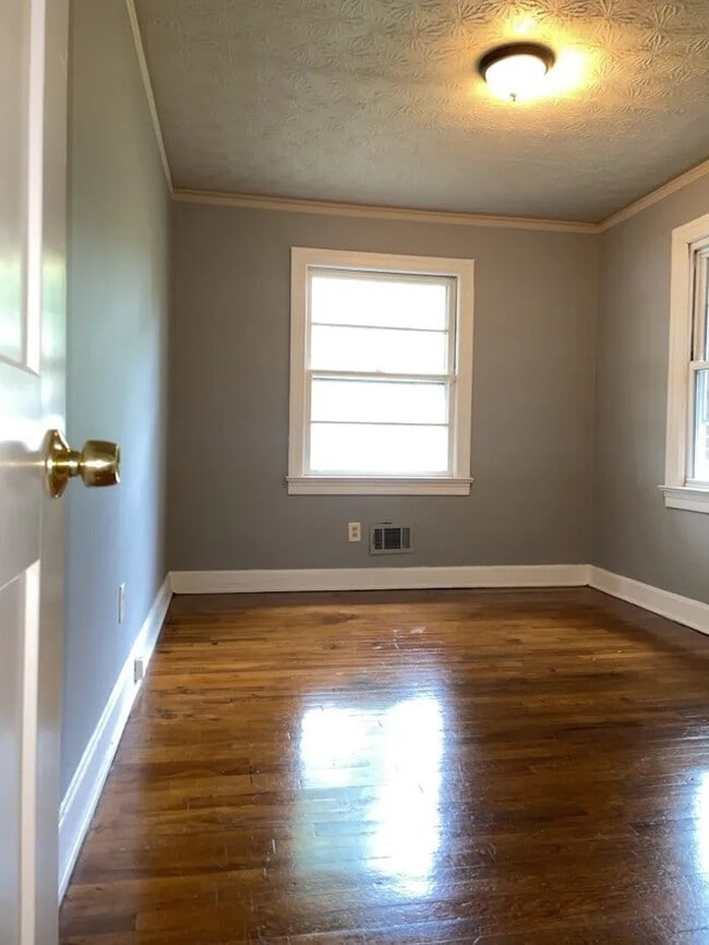 Building Photo - 3 Bedroom 2 Bathroom