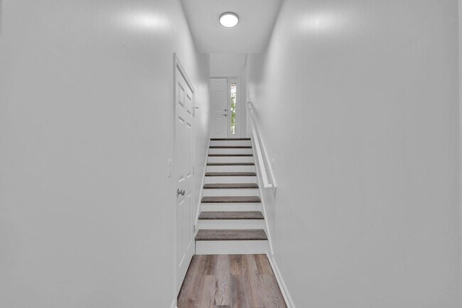 Building Photo - NEWLY RENOVATED 3 BEDROOM 2.5 BATHS TOWNHO...