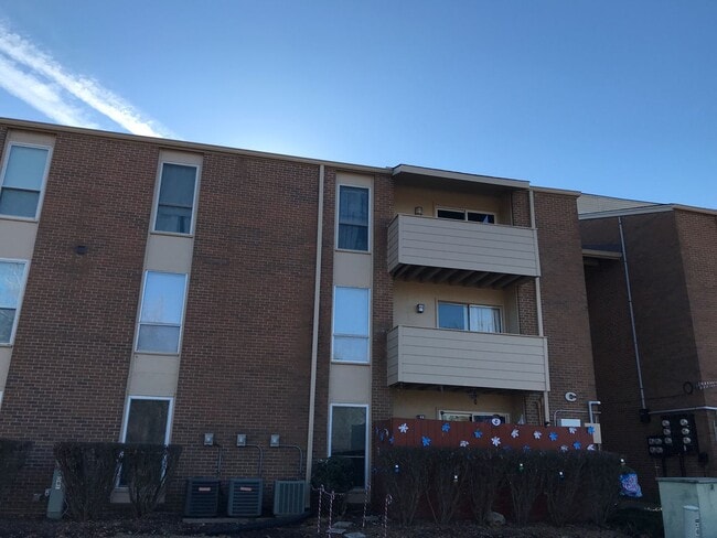Building Photo - Awesome 2 Bedroom Condo Near the River!