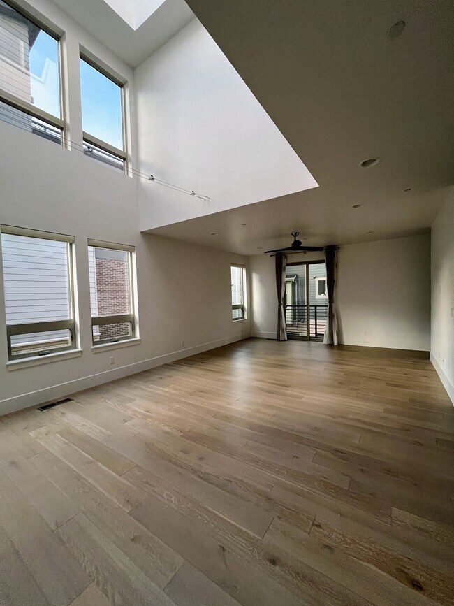 Building Photo - 525 Promenade Dr