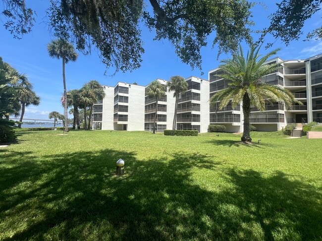 Primary Photo - BEAUTIFUL and Renovated Riverfront Furnished Condo 2 Bedrooms, 2 Bathrooms