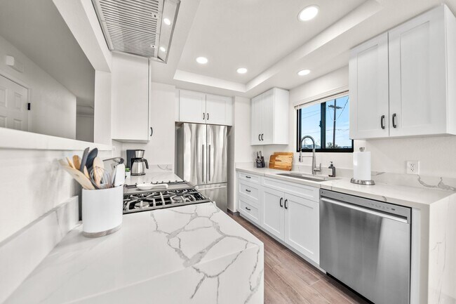 Building Photo - Fully Furnished 3 bedroom home where elegance meets cozy!