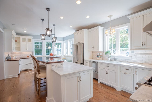 Building Photo - 9 Center Rd