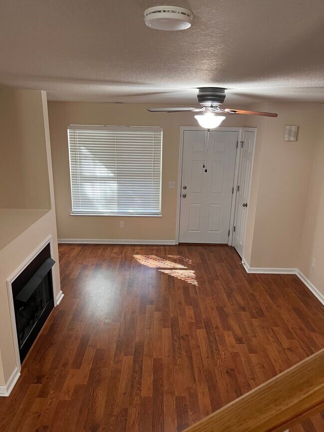 Building Photo - Convenient South Asheville two story, end ...
