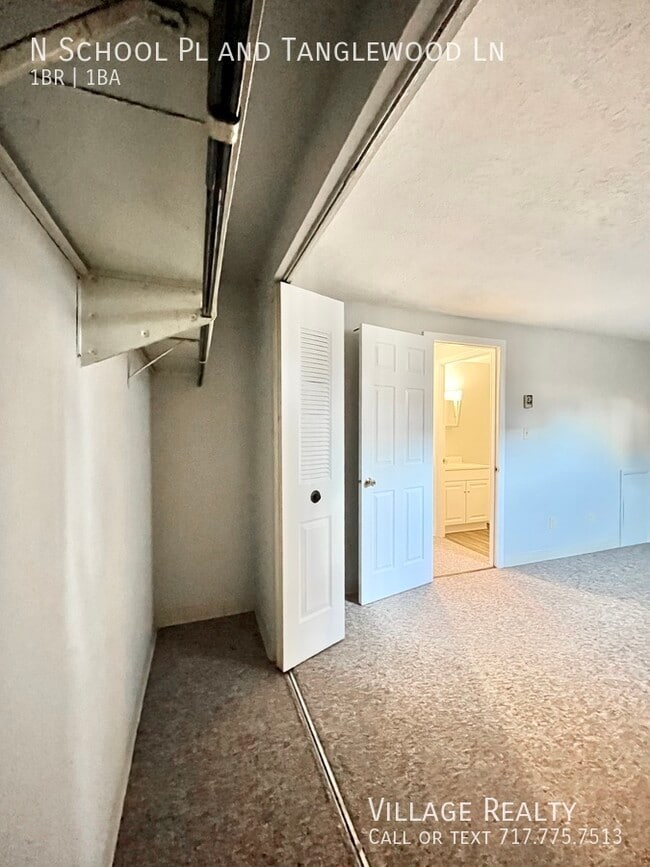 Building Photo - Few steps! Available NOW! Roomy 1-Bed with...