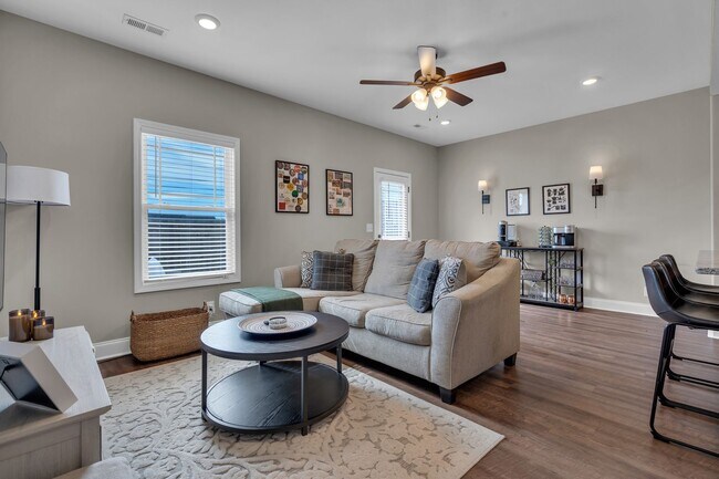 Building Photo - Pet Friendly Two Bedroom!