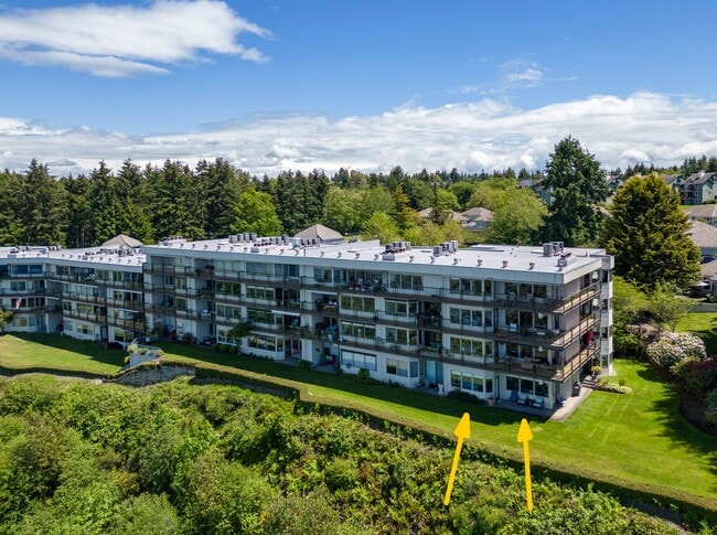 Building Photo - Sweeping waterfront views in this 2-Bedroo...