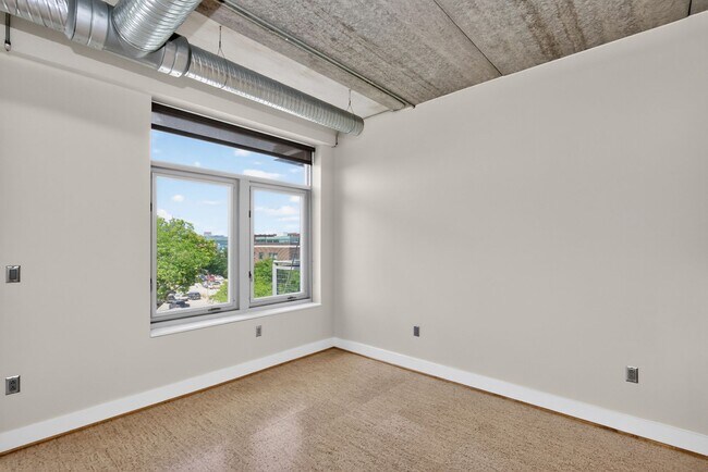 Building Photo - 309 E 5th St