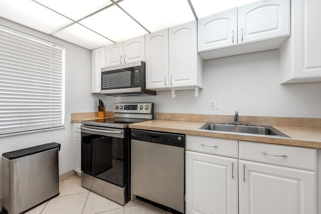 Building Photo - 2828 Tennis Club Dr