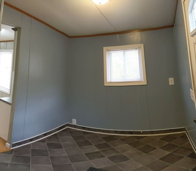 Building Photo - Beautiful 3 Bedroom 2 Bath Home in quiet r...