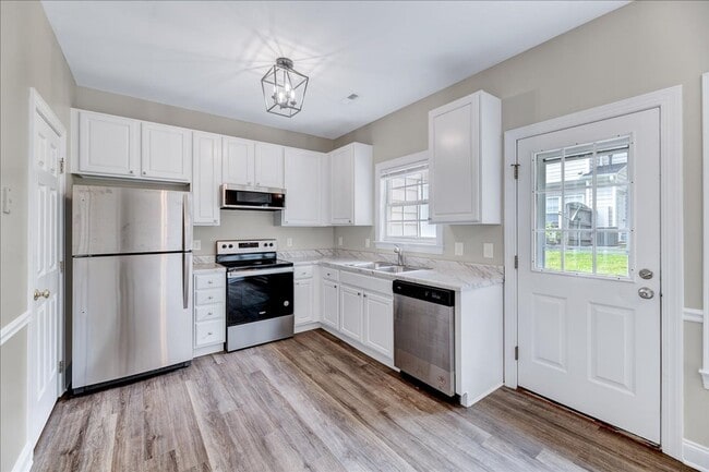 Building Photo - Updated 2 Bedroom Townhouse in Clayton